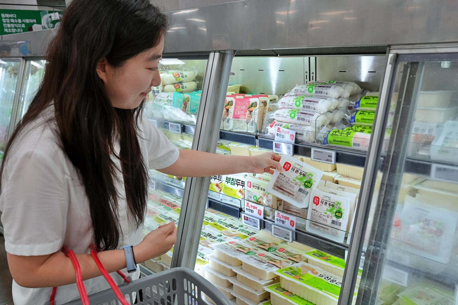 South Korean hypermarkets expand 'always 980 won' private brand items to lure shoppers amid inflation