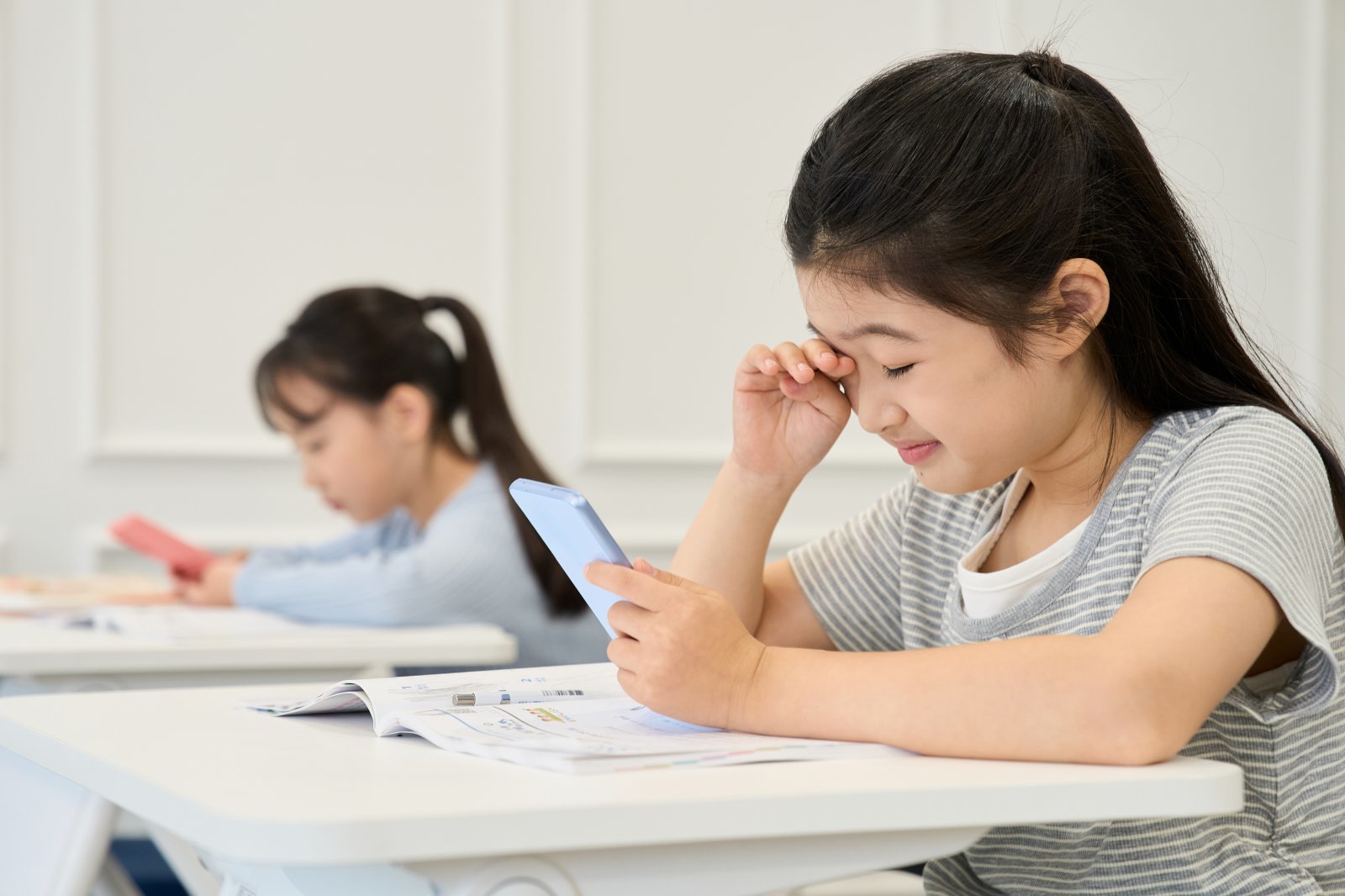 Phones Linked to Lower Reading Scores in Elementary Students, Study Finds