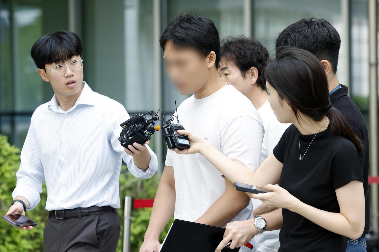 ‘기자 폭행’ 잠실 개표소 시위 참가자 2명 구속영장 기각