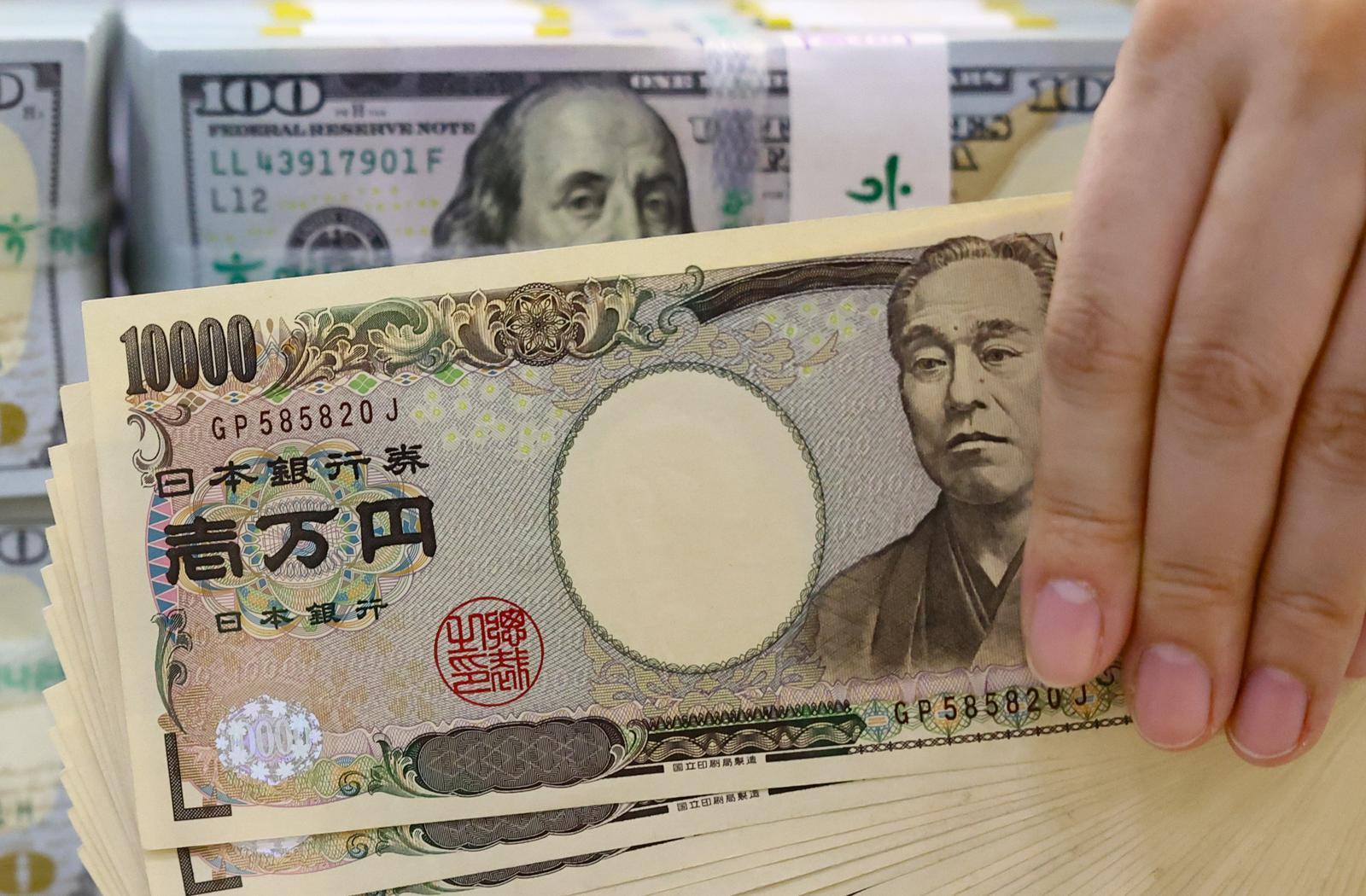 엔 환율 5거래일째 800원대…환전액 19개월만에 최대로