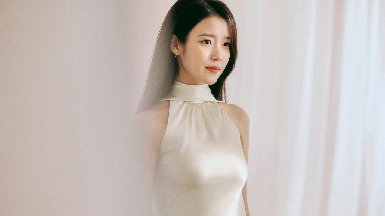 아이유, 귀 건강 회복 중 공개된 촬영 비하인드…차분한 미소