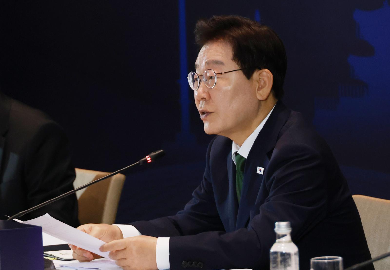 [김순덕 칼럼]군불 때는 ‘이 대통령 연임 개헌론’ 심상치 않다