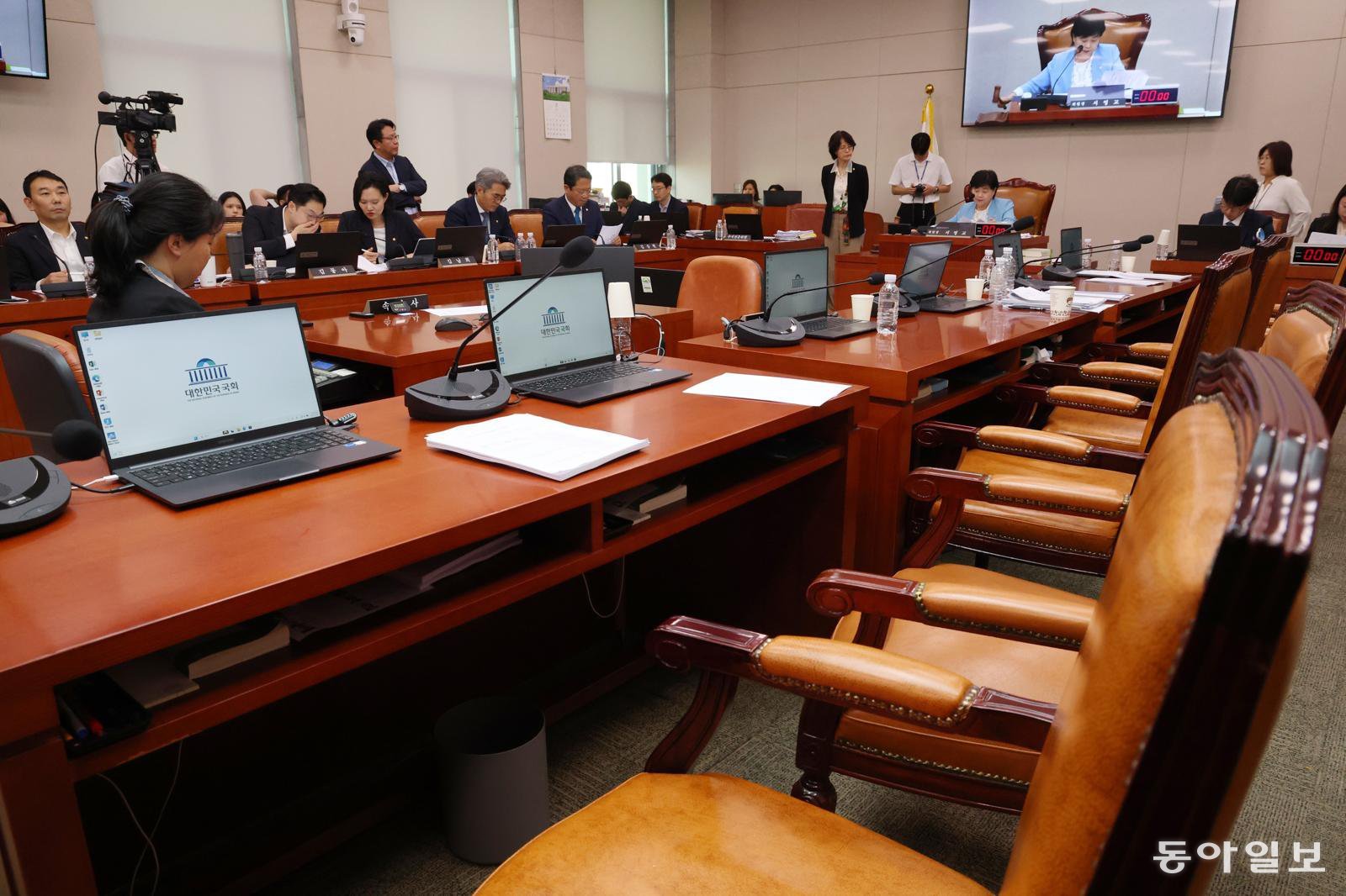 與, 형소법 안건조정위 2시간만에 ‘끝’… 野 “본회의 ‘필버’로 저지”