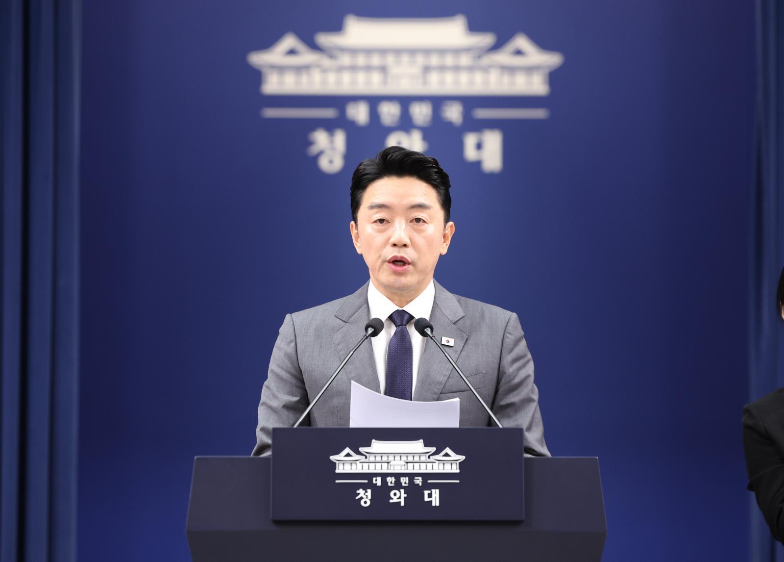靑 강훈식-홍익표 잇달아 나서 “연임 개헌 불가” 선긋기