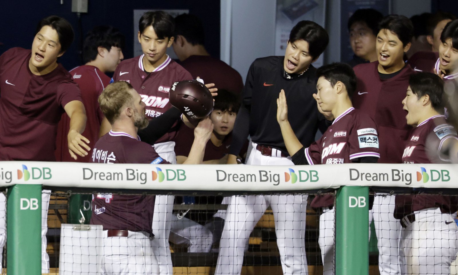 ‘5회 9득점’ 키움, 18-11로 LG 격파…서건창, 3324일 만에 5안타