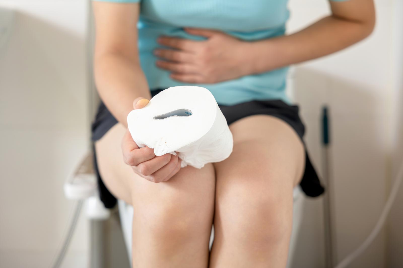 “변기에 앉아 스마트폰 No”…장 건강 해치는 ‘배변 습관’ 3가지