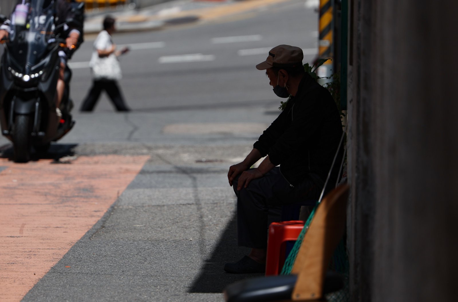 Elderly collapse in heatwave; 'This action' saves lives