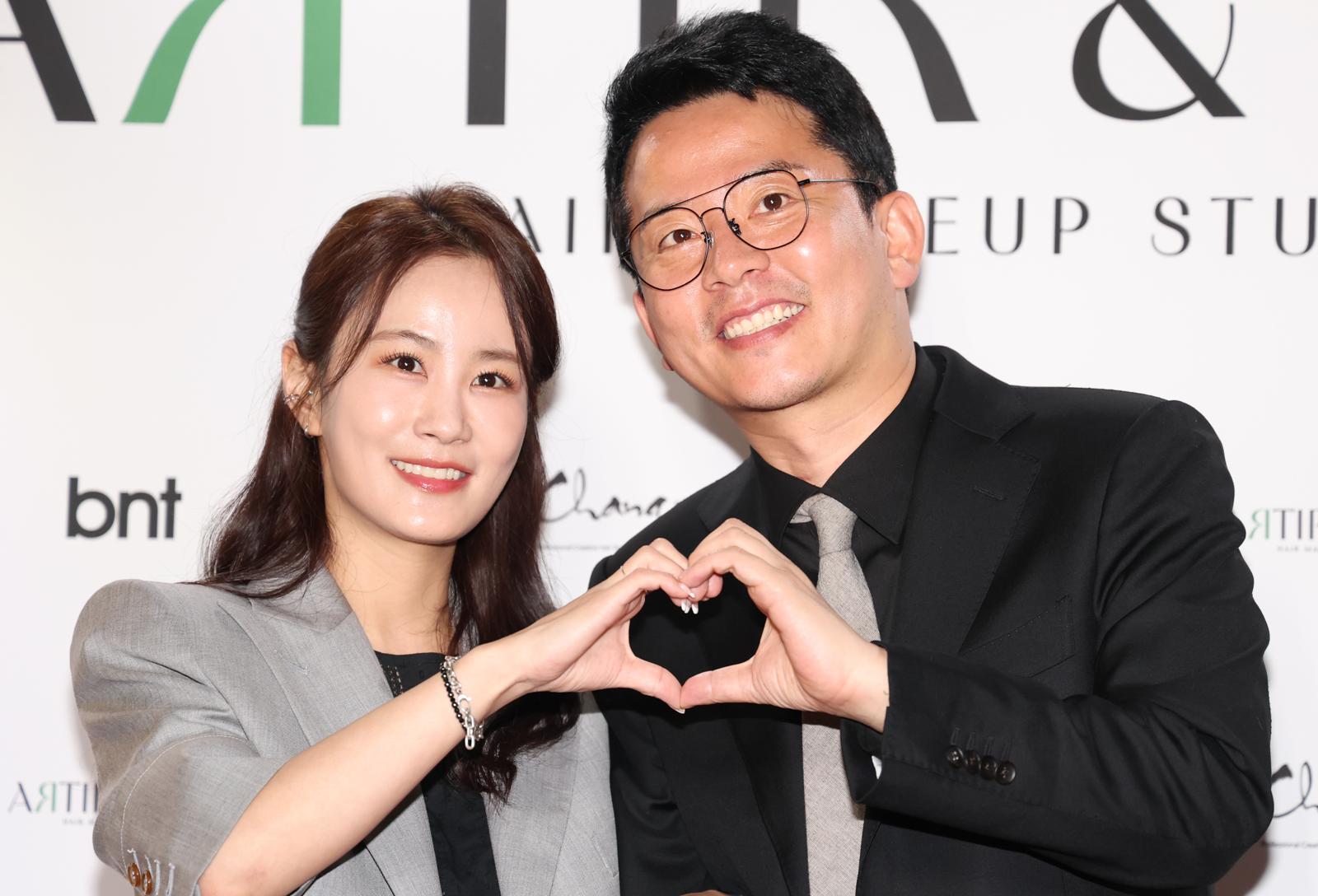 김지민 “배에 예쁜 생명 찾아와”…김준호 ‘50세 아빠’ 된다