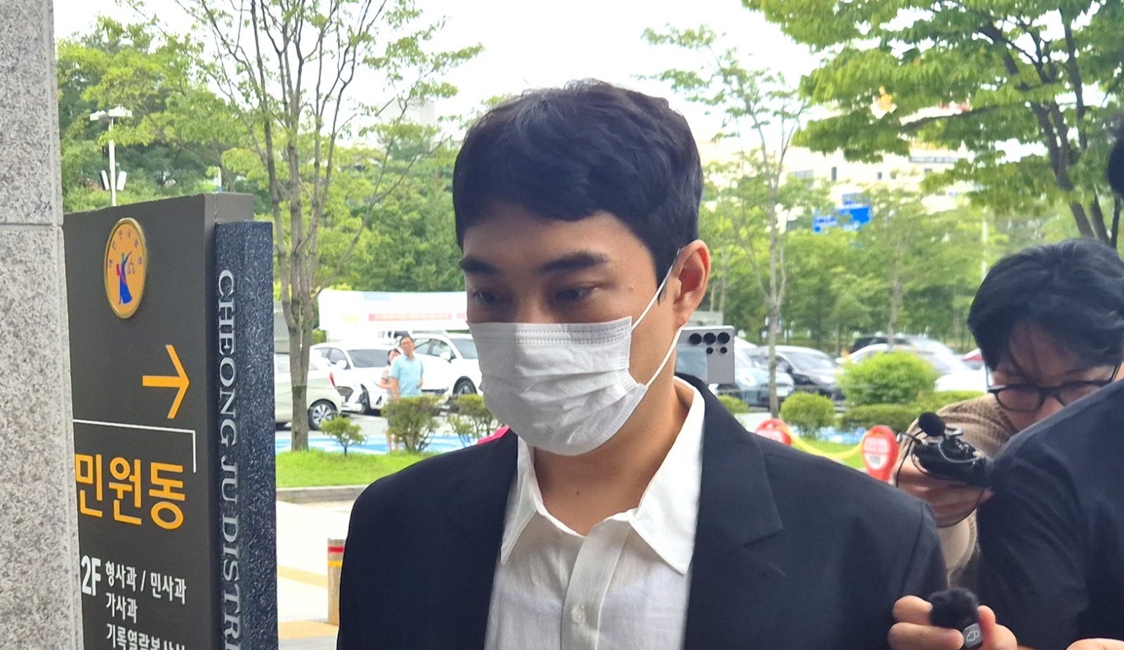 ‘미성년자 성매수’ 최영중 영장심사…취재진 물음에 ‘침묵’
