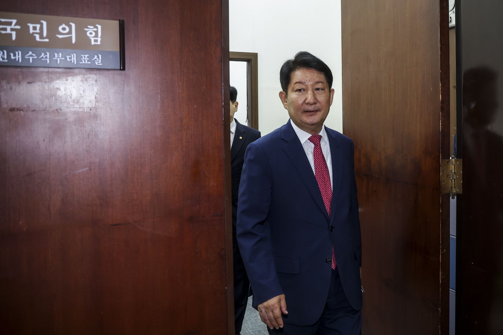 권영진, 의총서 ‘멱살 항의’ 사과…“윤리위 징계 절차 성실히 임할 것”