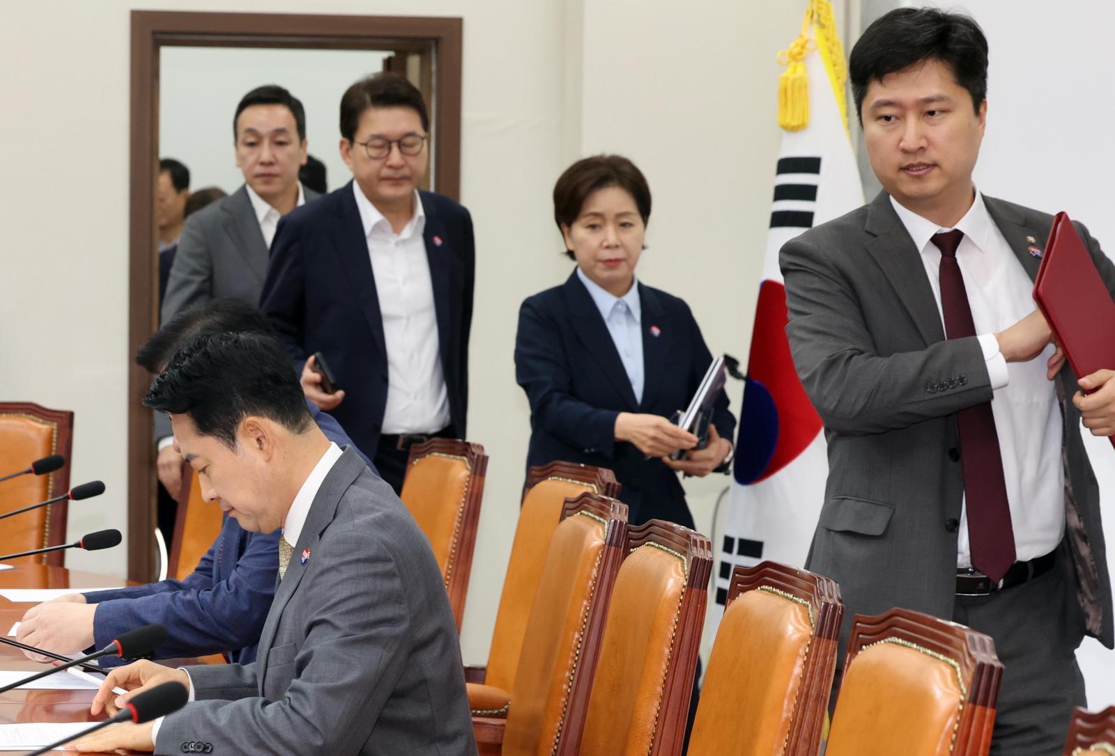국힘 최고위, 윤리위원 2명 추가 임명… 친한 “윤리위 편향 논란부터 조사해야”