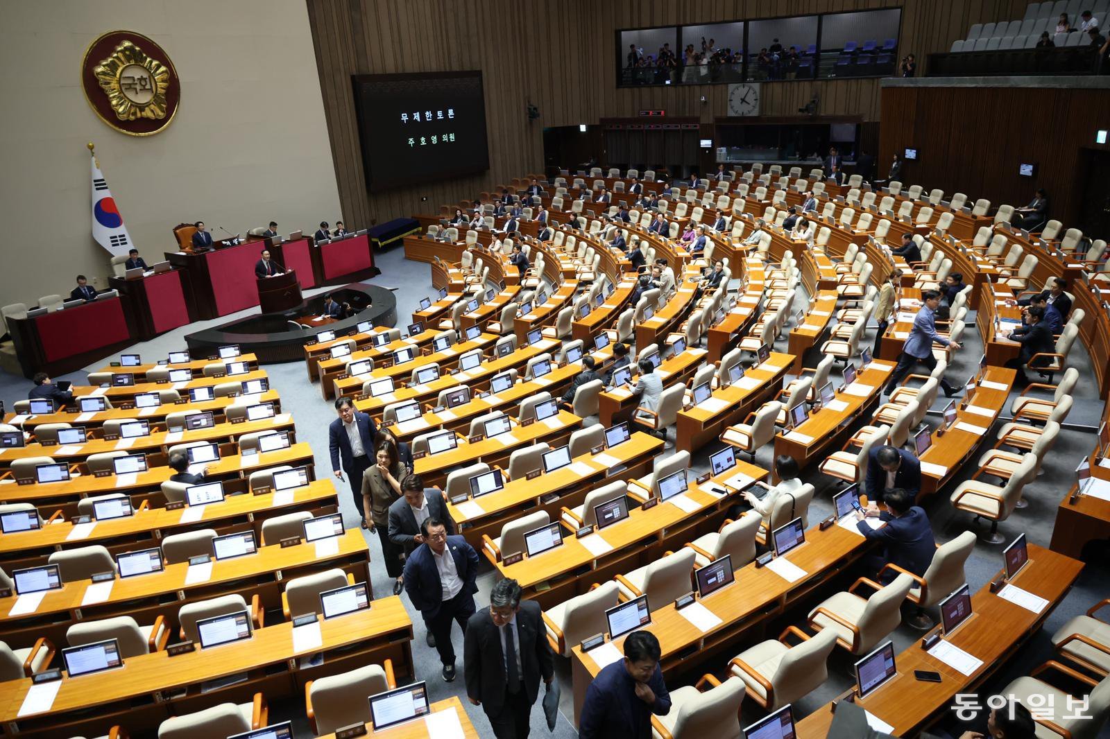 Ruling Party Pushes Ahead with Prosecutor Reform Bill, Opposition Filibusters