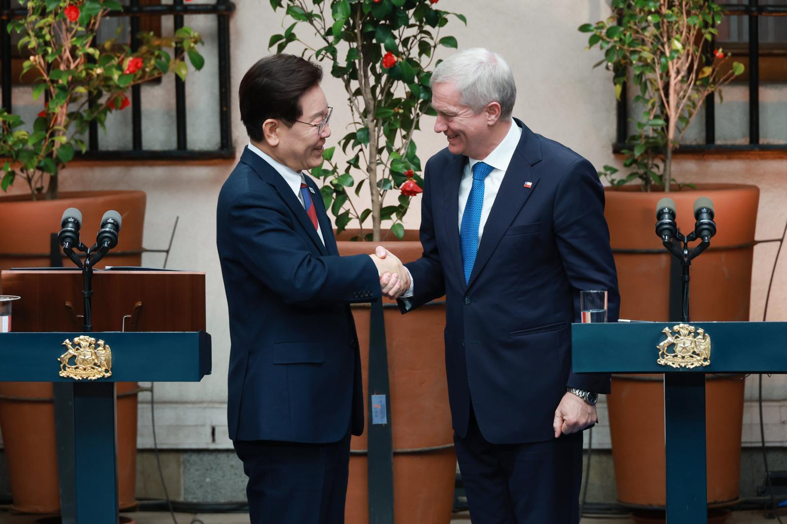 President Lee Gifts Chilean President 'Ilwolobongdo' Painting, Wishing Prosperity