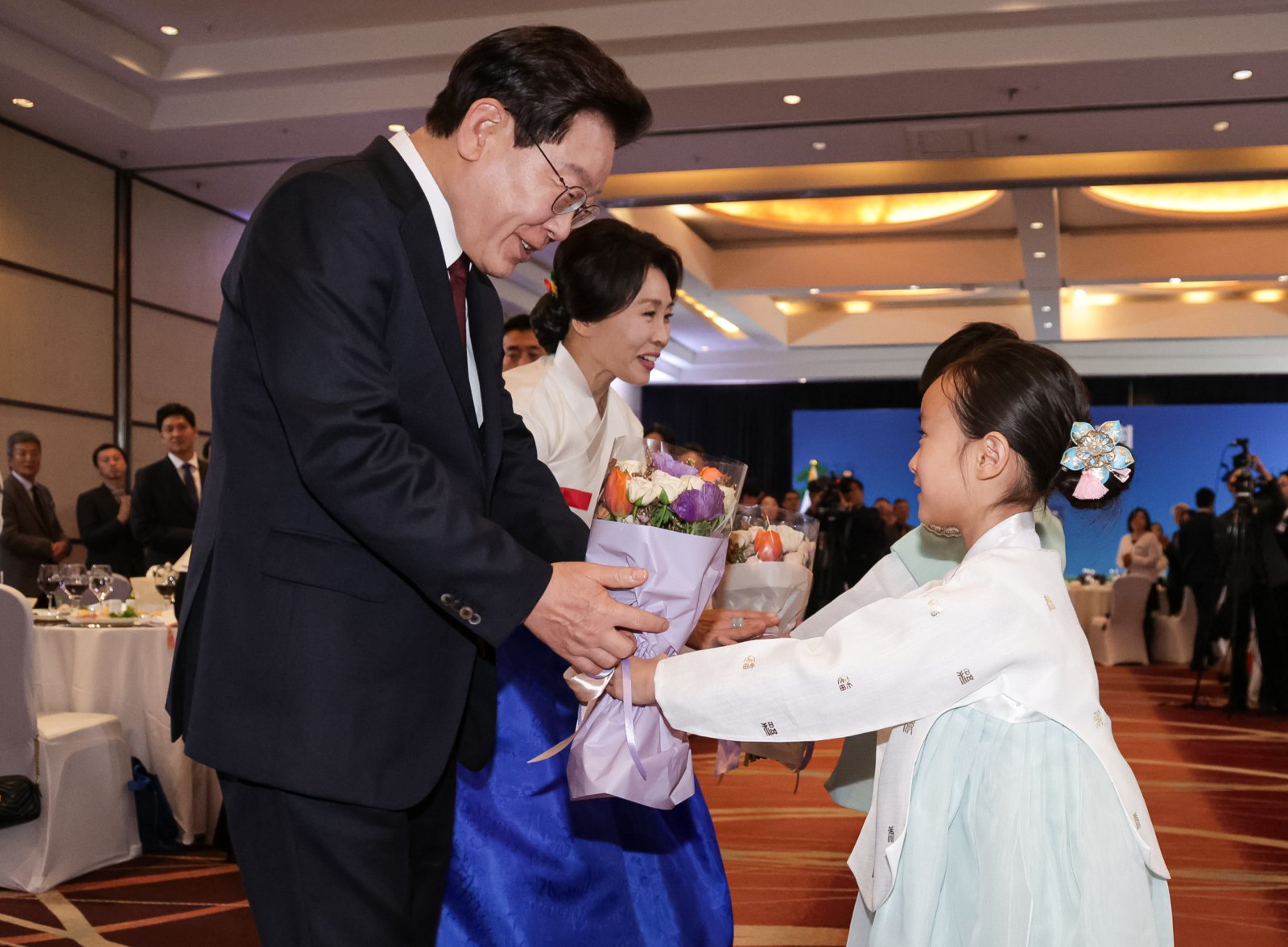 President Lee and First Lady visit 'Korea Street' in Chile, high-fiving citizens and Korean residents