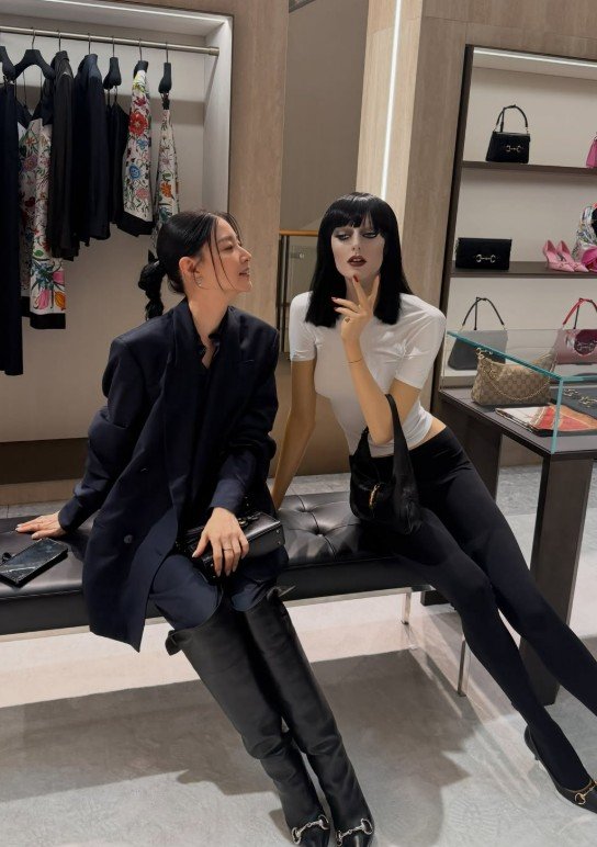 55-year-old Lee Young-ae stuns with mannequin-like visuals at luxury store