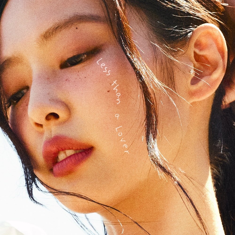 제니 ‘레스 댄 어 러버’ 첫 음방 1위…방송 출연 없이 정상