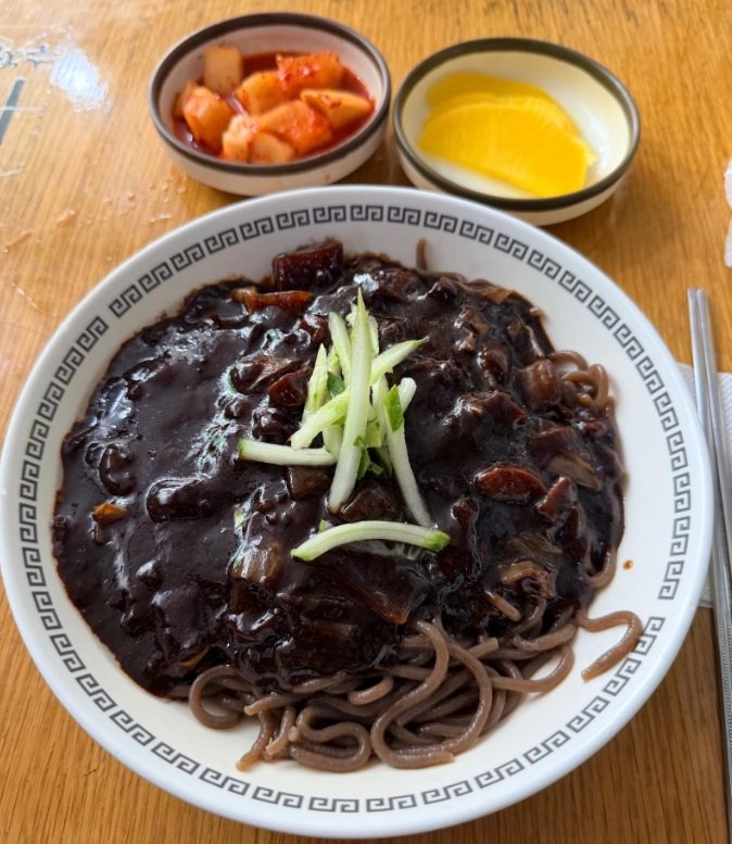“옆 테이블서 몰래 계산해줘”…혼밥 임신부 울린 짜장면 한그릇