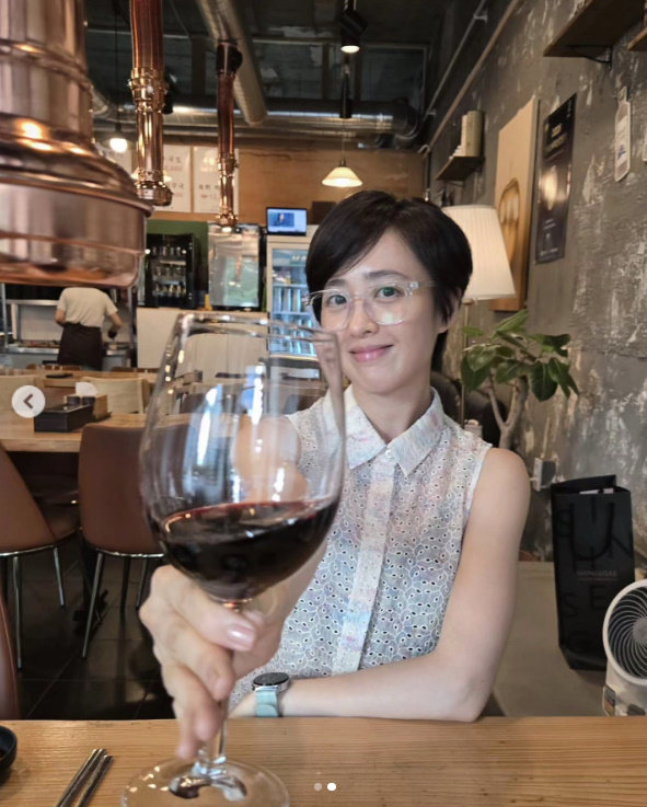 44번째 생일 맞은 김민정 ‘치얼스~’…보이시한 커트에 동안 미모
