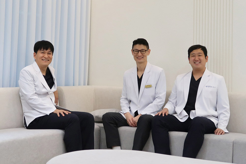 대전365센텀치과의원의 조재영 원장, 오재훈 원장, 한봉구 원장(왼쪽부터) / 출처=IT동아