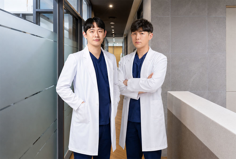 디데이치과의원의 김무진 원장(좌), 오태훈 원장 / 출처=디데이치과의원
