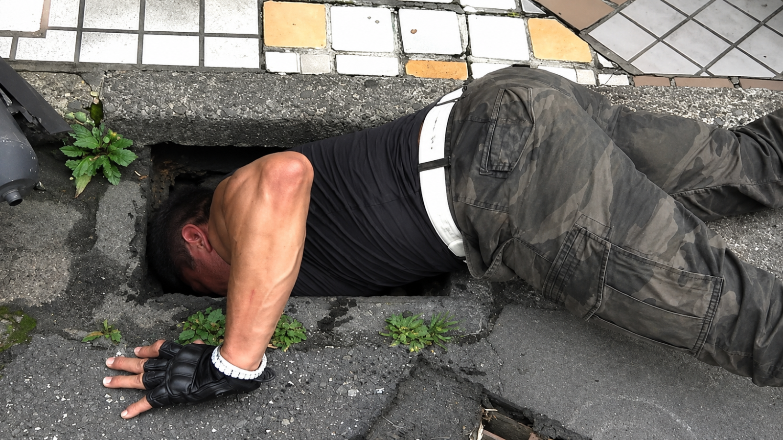 MMA Fighter Choo Sung-hoon Dives into Tokyo Sewer to Rescue Lost AirPods