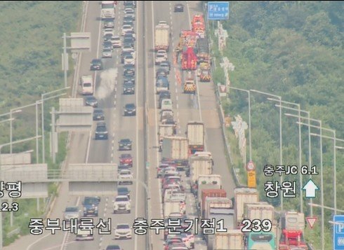 중부내륙고속도로서 5t 화물차 불…양방향 통제 중