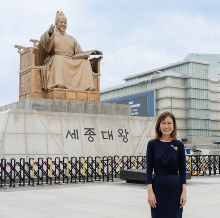 새로 온 美대사 첫 인증샷은…대사관 앞 세종대왕 ‘찰칵’
