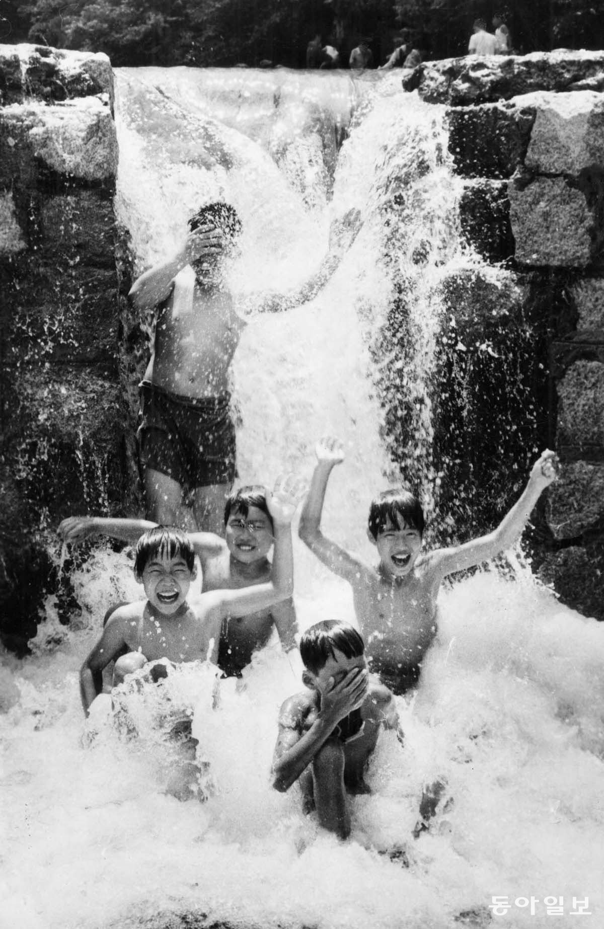 Remembering Cooler Summers: A 1990 Photo Contrasts with Today's Intense Heatwave