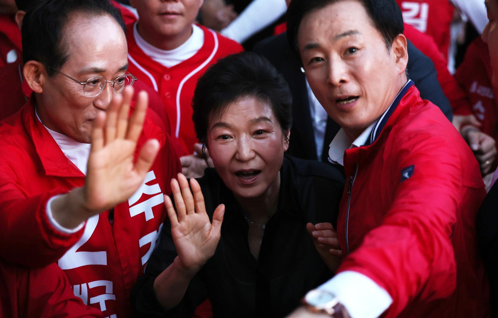 Park Geun-hye Meets Ruling Party Lawmakers, Urges Them to Perform Well Amidst Difficulties