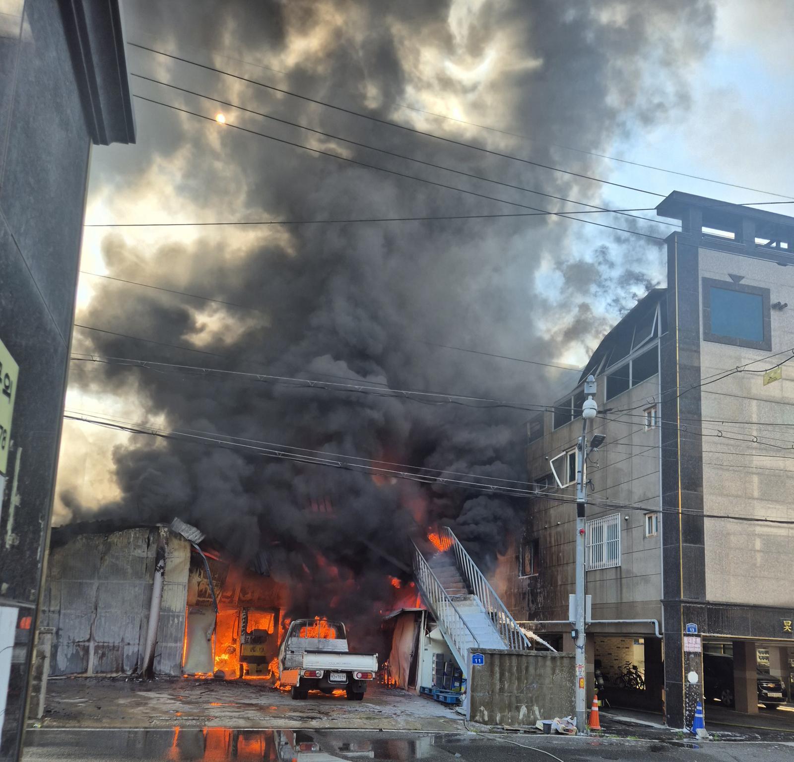 울산 페인트공장 화재…1명 사망·4명 부상
