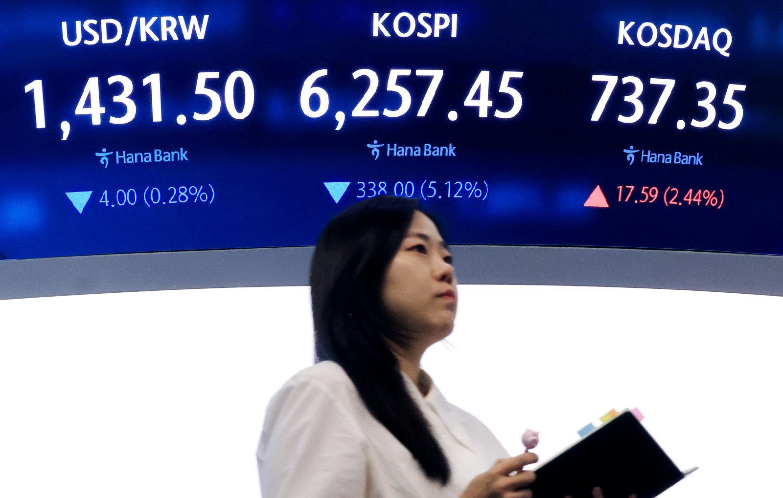 Single-Stock Leverage Curbs Spark Semiconductor ETF Surge