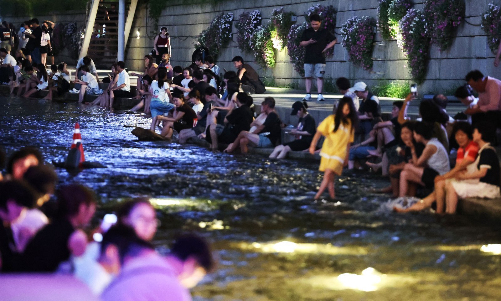 수도권 첫 폭염중대경보…충청·남부 60㎜ 소나기, 내일도 38도 ‘찜통’
