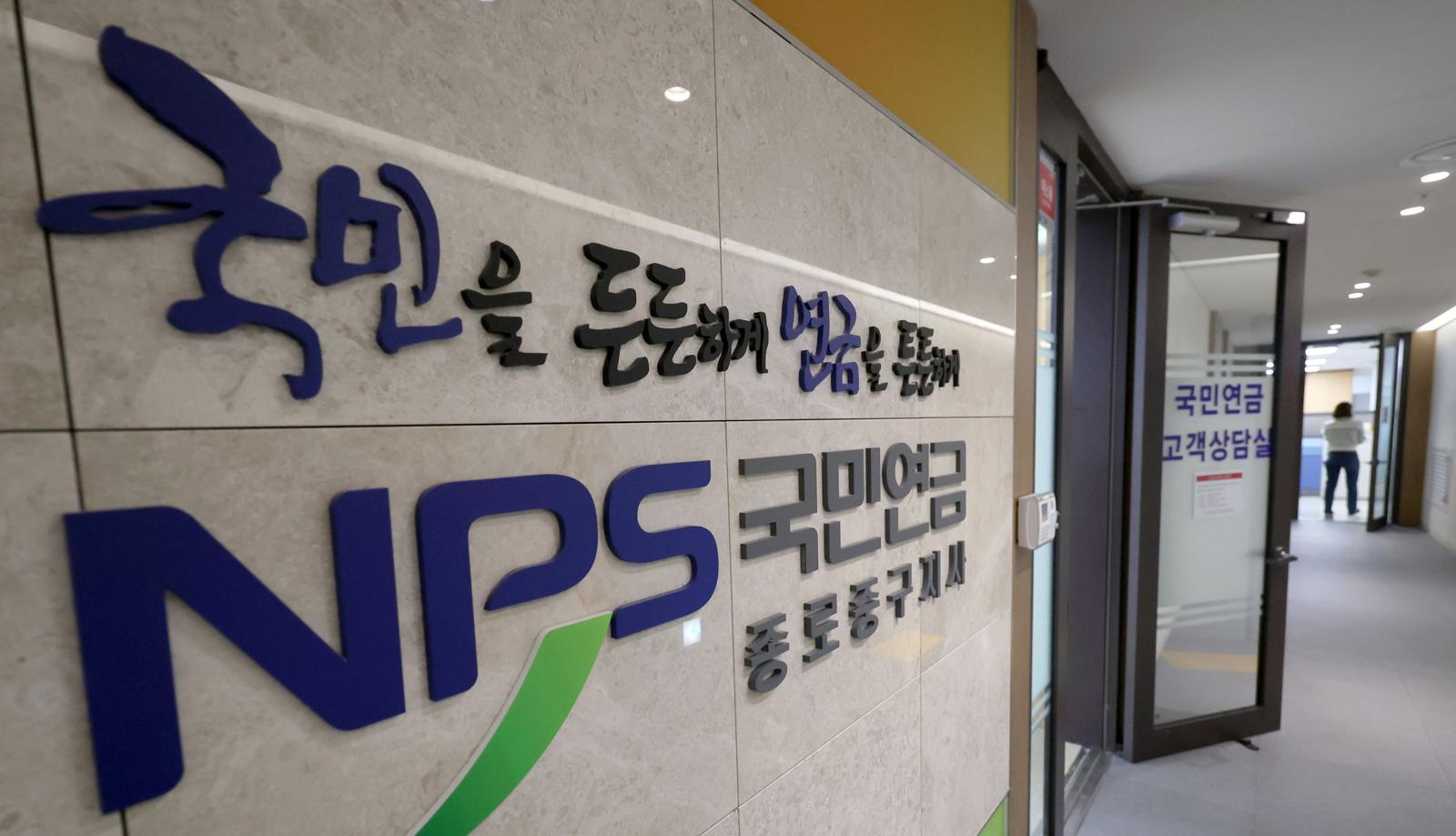 기초연금 받는 노인 4명중 1명 ‘적자 살림’…절반 이상 식비 지출