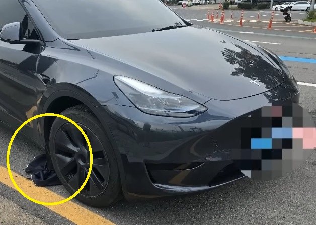 Umbrella on Road Damages Car; Who is Responsible?