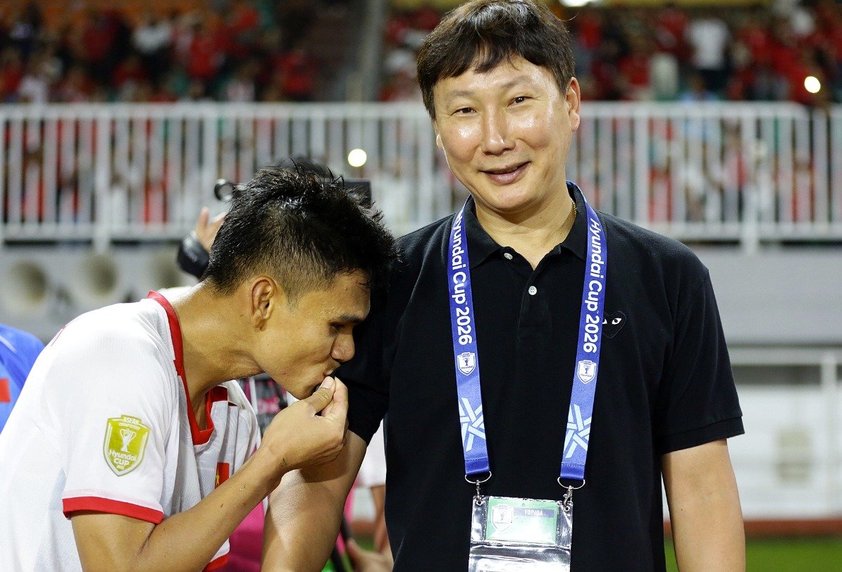 Coach Kim's lucky black shirt becomes Vietnam's 'victory charm'