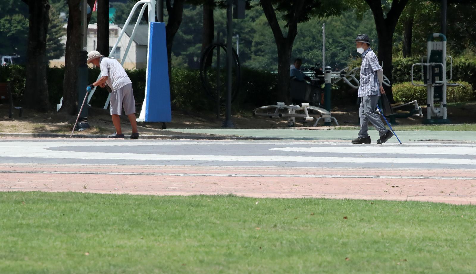 “지나는 차 사고날까봐” 도로위 유리 파편 맨손으로 치운 시민