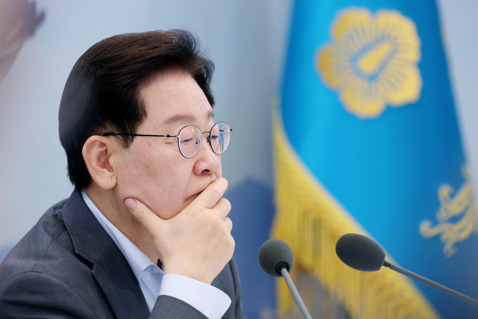 李 “육사 쿠데타에도 책임 안져… 사관학교 통합 빨리하라”