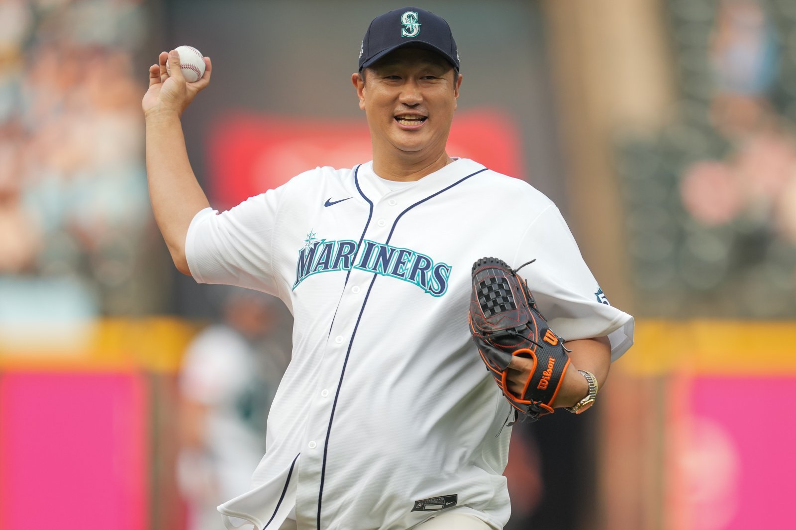 이대호, MLB 전 소속팀 시애틀 유니폼 입고 시구…아들은 시포
