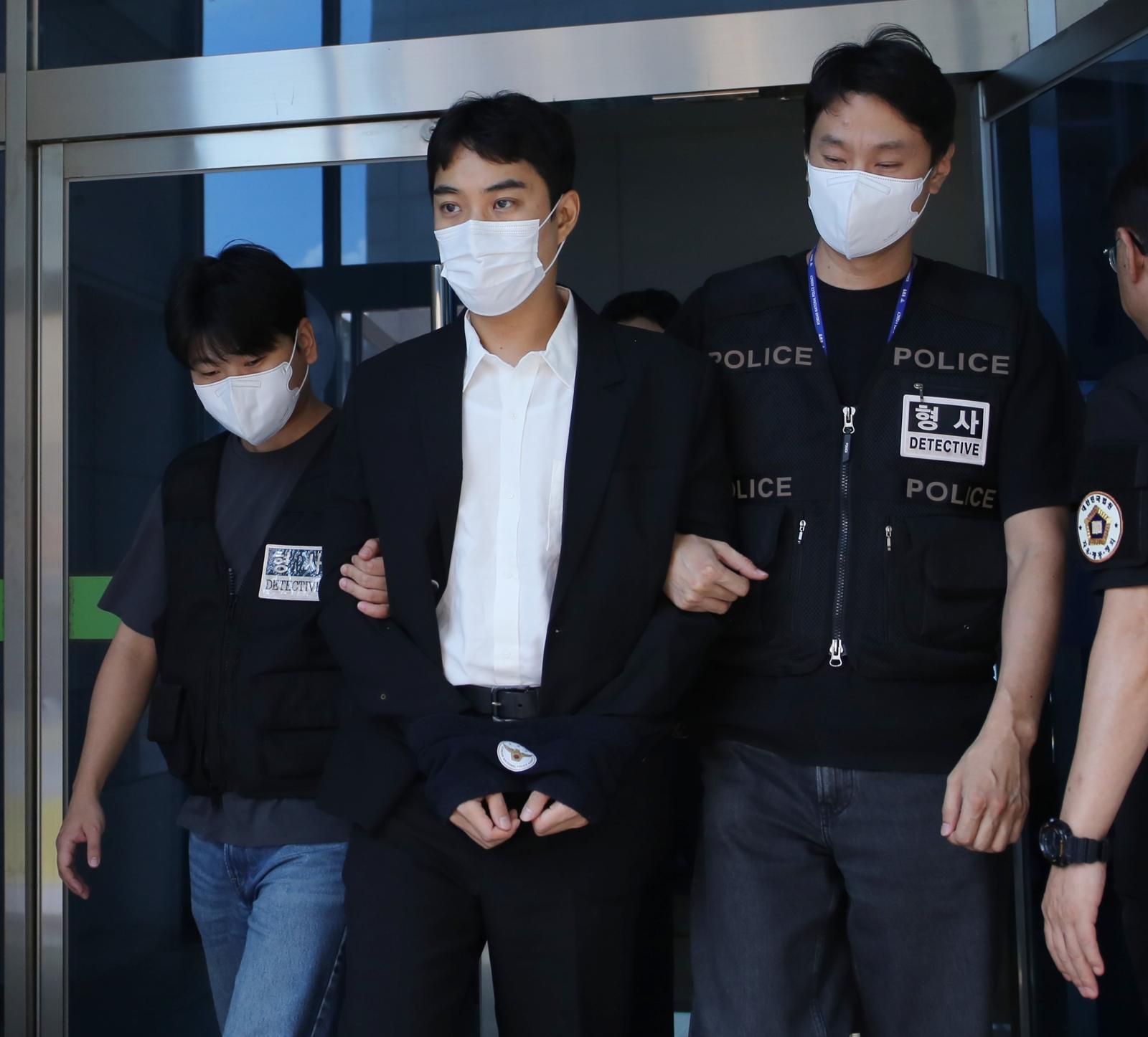 ‘미성년자 2명 성매수’ 최영중 구속 송치…압수수색 22일 만