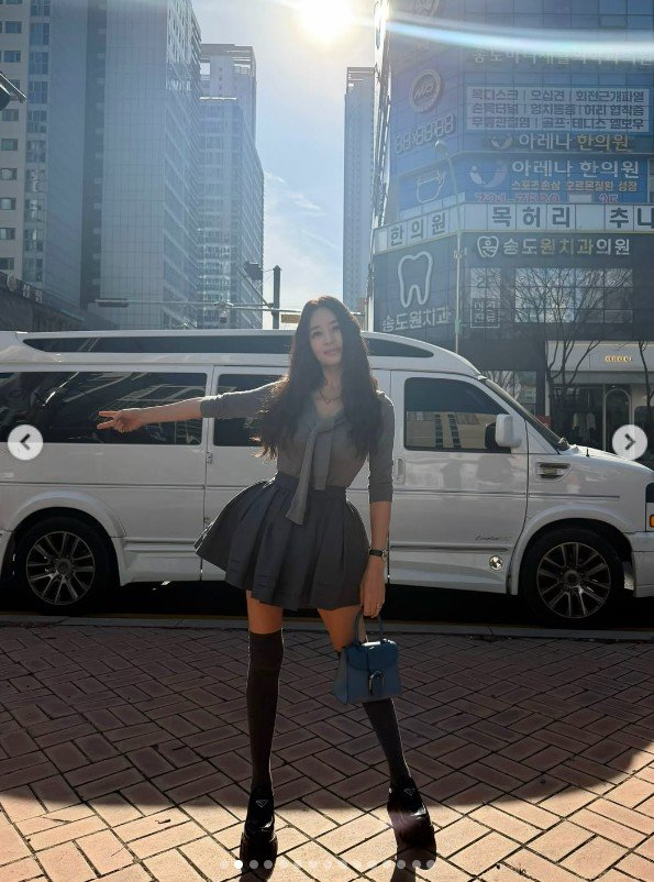 김혜수, 미니스커트로 드러낸 압도적 비율…56세 안 믿기는 몸매
