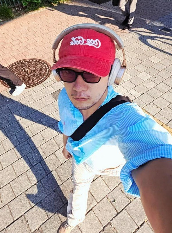 손석구 “출근은 도보가 제맛” 직장인 가득한 출근길서 포착