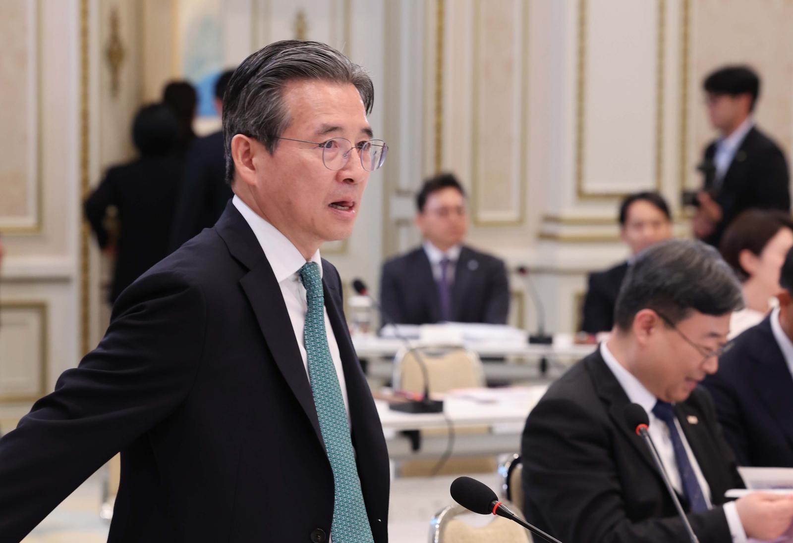 靑, 레버리지 ‘김용범 책임론’에 “대책 챙기는 게 더 중요”