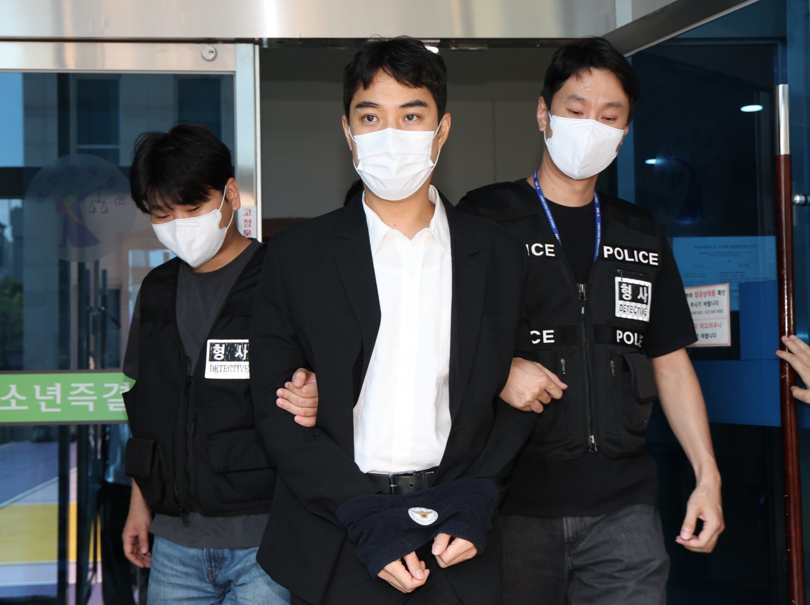 ‘미성년자 성매매’ 최영중 구속송치…추가 피해 1명도 미성년