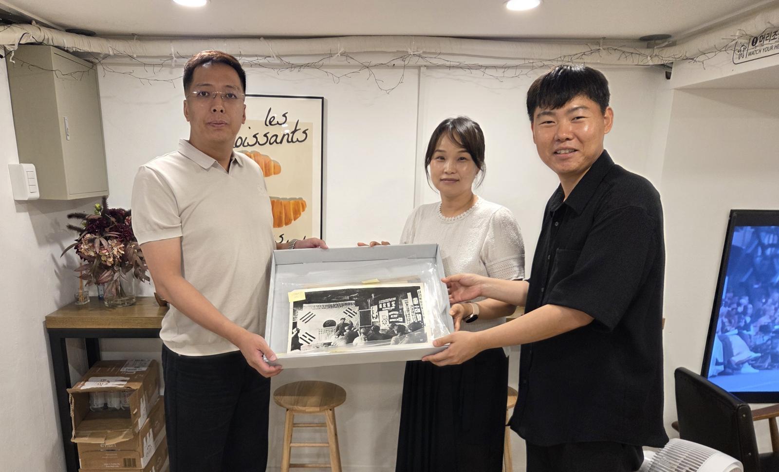 ‘한중 항일 연대투쟁’ 사료 기증한 중국인 “고난의 역사 잊지 않길”