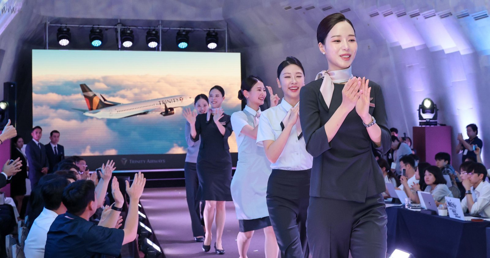 새 출범 트리니티항공, 승무원들 유니폼 런웨이