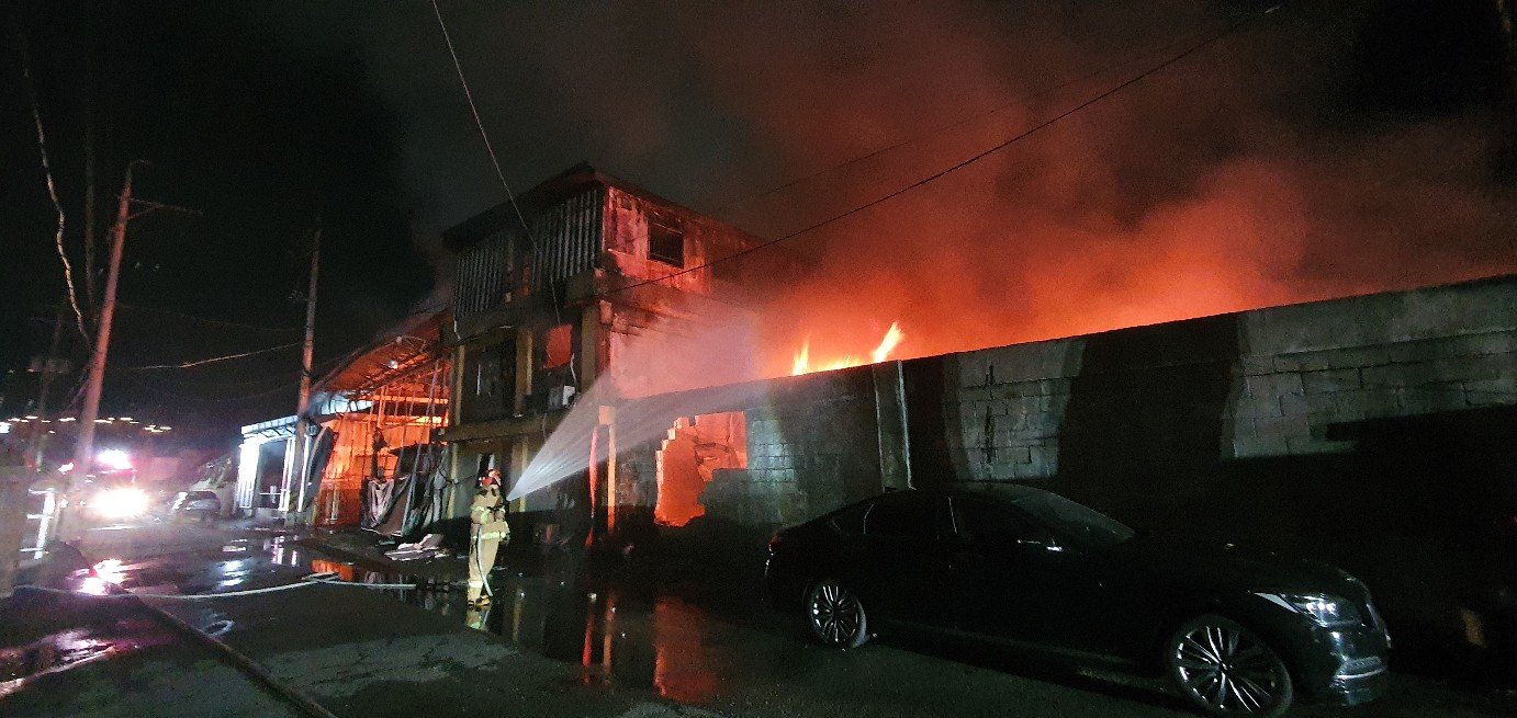 양주 섬유염색 공장서 화재, 4명 중경상…8시간만에 진화