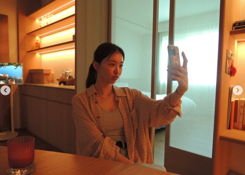 43세 장희진, 볼에 바람 넣은 애교 포즈…디카 감성 사진 눈길