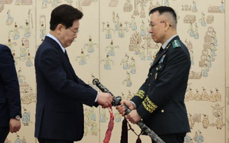 李, 장성 진급자들에 “軍, 국민 신뢰 회복해야 할 과제 있다”