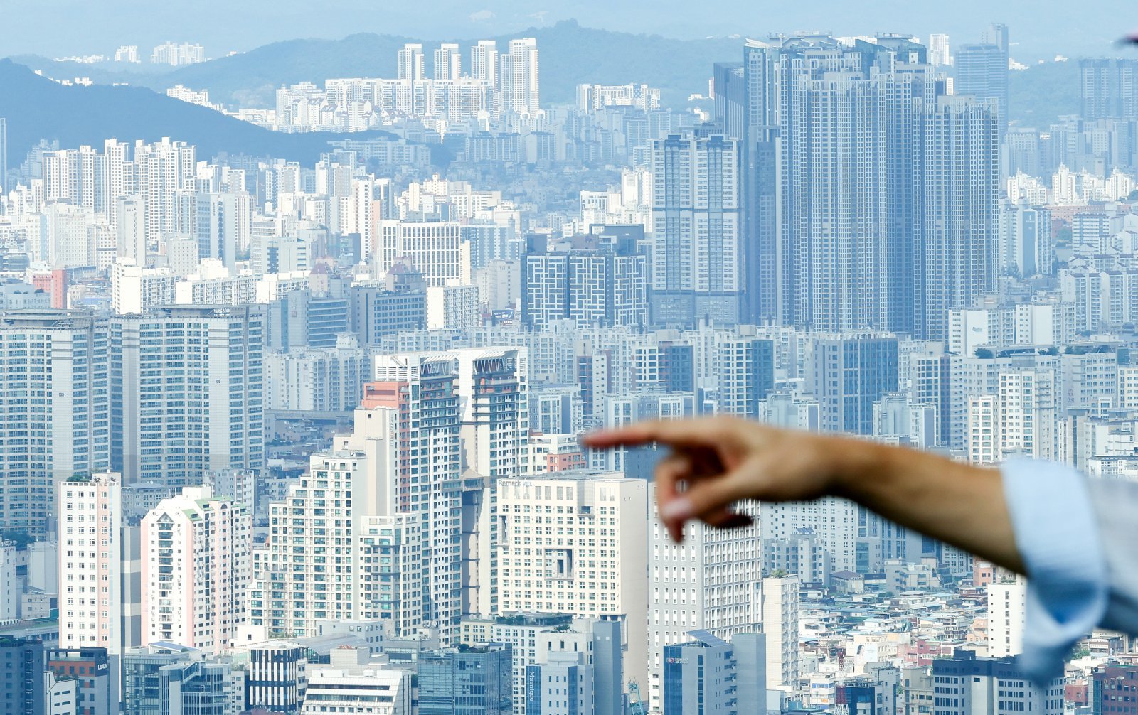 Ruling, Opposition Parties Clash Over Real Estate Policy