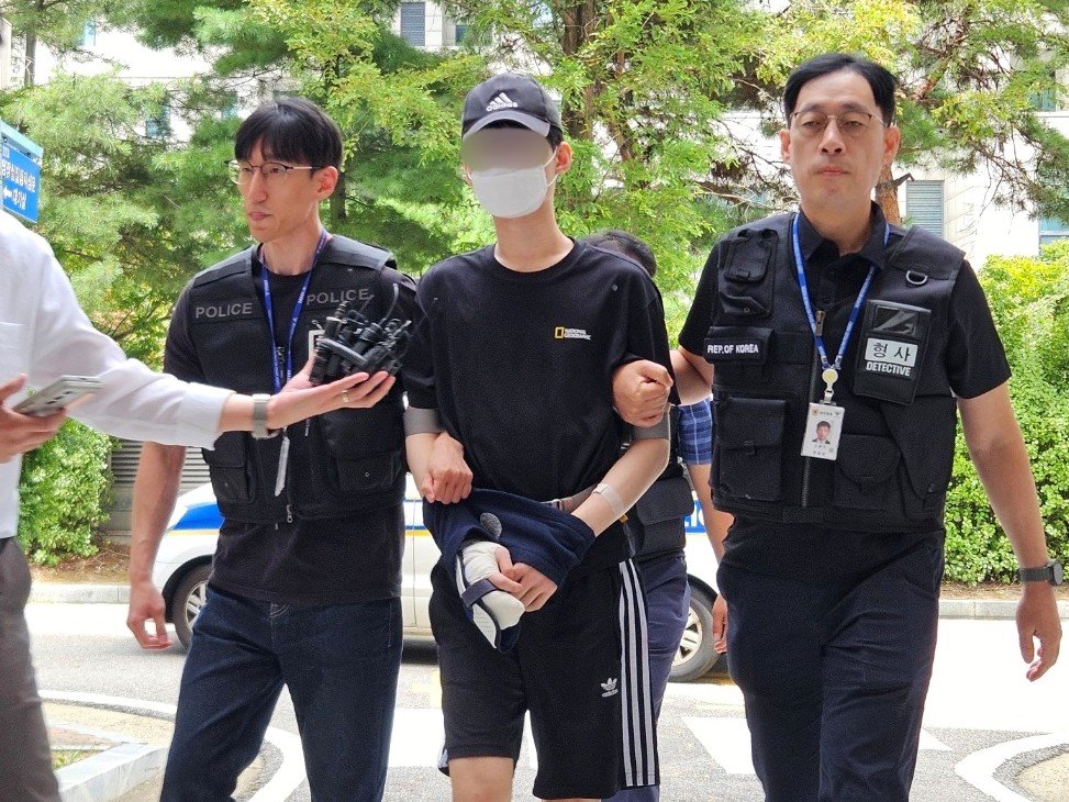 말다툼하다 40대母 살해한 10대 아들 영장심사 출석…‘묵묵부답’